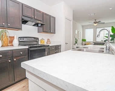 1500 N Saint Marys - Photo Thumbnail 14