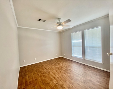 10019 Summerberry Lane - Photo Thumbnail 8