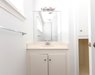 5315 Creekbend Drive - Photo Thumbnail 10