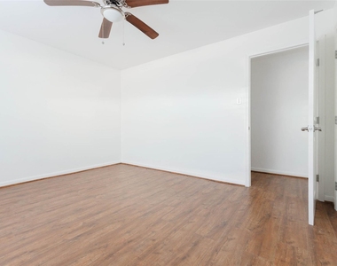 5315 Creekbend Drive - Photo Thumbnail 2