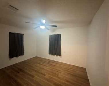 6106 Linton Lane - Photo Thumbnail 6