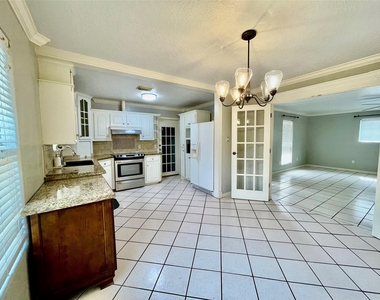 1511 N Avenue N - Photo Thumbnail 8