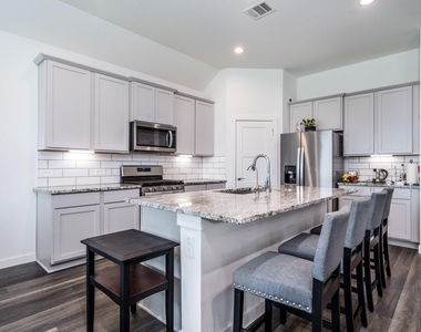 1565 Oakdale Crest Rd - Photo Thumbnail 9