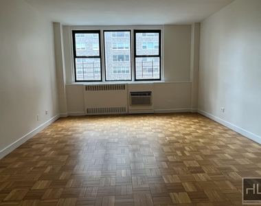 East 79th Street - Photo Thumbnail 2