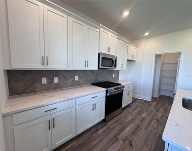 367 Lemongrass Road - Photo Thumbnail 7