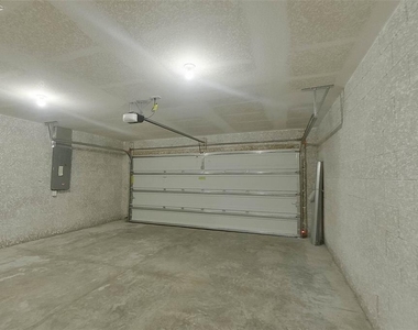9101 Aegean Circle - Photo Thumbnail 15