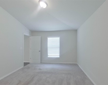 9101 Aegean Circle - Photo Thumbnail 11