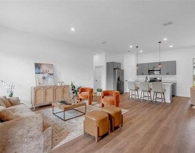 1318 W Dupont Drive - Photo Thumbnail 7