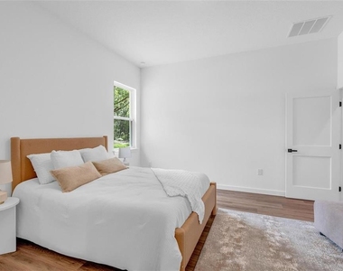 1318 W Dupont Drive - Photo Thumbnail 10