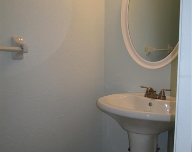 822 Town Circle - Photo Thumbnail 4