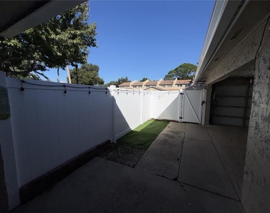 822 Town Circle - Photo Thumbnail 17
