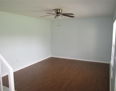 822 Town Circle - Photo Thumbnail 2