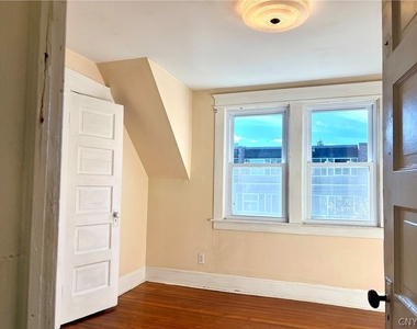 210 Grant Avenue - Photo Thumbnail 14