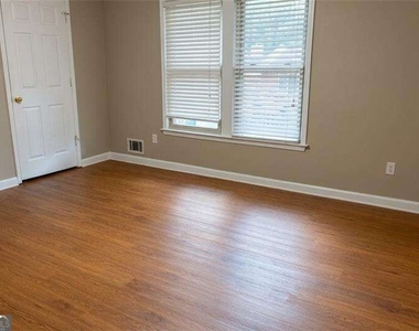 6106 Queen Anne Court - Photo Thumbnail 12