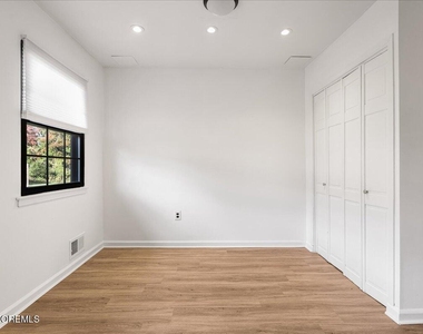 114 Village Green Way - Photo Thumbnail 24