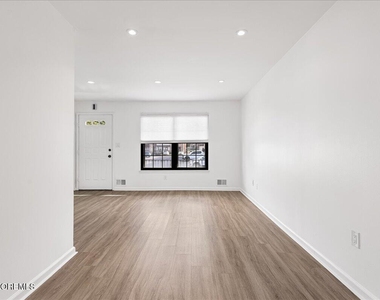 114 Village Green Way - Photo Thumbnail 13