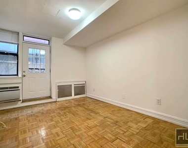 East 46 Street - Photo Thumbnail 3
