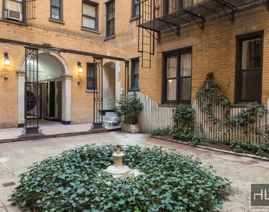 West 45 Street - Photo Thumbnail 5