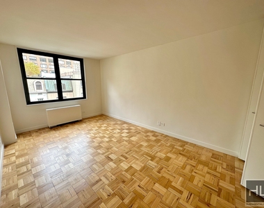 East 49 Street - Photo Thumbnail 3