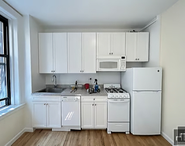West 45 Street - Photo Thumbnail 2