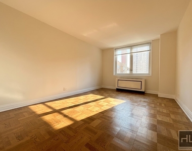 East 71st Street - Photo Thumbnail 12