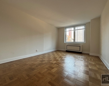 East 71st Street - Photo Thumbnail 7