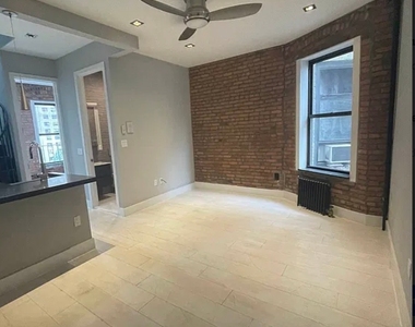 West 52 Street - Photo Thumbnail 4