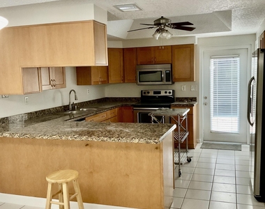 810 Park Place - Photo Thumbnail 4