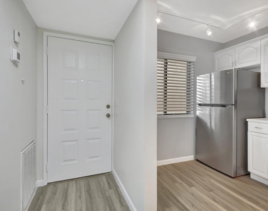 6660 Somerset Drive - Photo Thumbnail 2