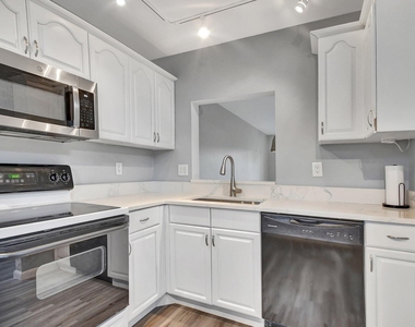 6660 Somerset Drive - Photo Thumbnail 4