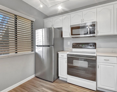 6660 Somerset Drive - Photo Thumbnail 3