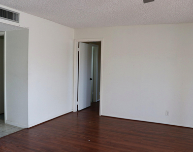 715 Lori Drive - Photo Thumbnail 4