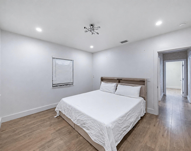 919 Granada Groves Court - Photo Thumbnail 11