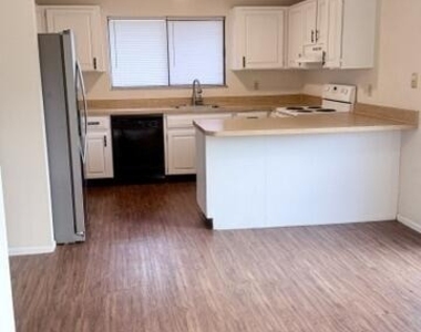 1402 Se Ashford Place - Photo Thumbnail 7