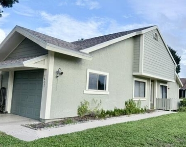 1402 Se Ashford Place - Photo Thumbnail 1