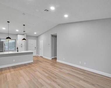 800 Nw Fork Road - Photo Thumbnail 2