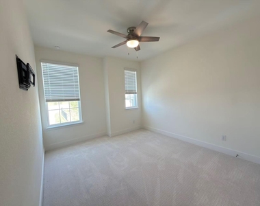 7043 Lathrop Lane - Photo Thumbnail 28