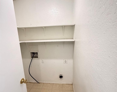 101 West Place - Photo Thumbnail 14