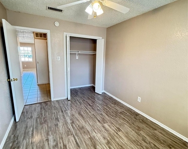 101 West Place - Photo Thumbnail 12