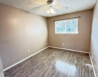 101 West Place - Photo Thumbnail 11