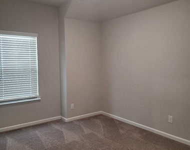 2439 Rocky Mountain Drive - Photo Thumbnail 16