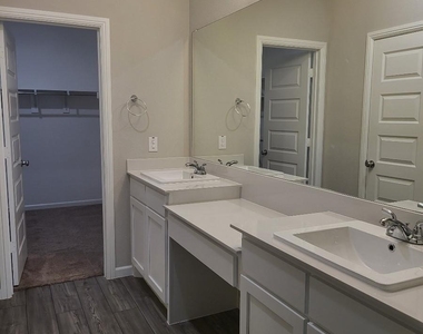 2439 Rocky Mountain Drive - Photo Thumbnail 12