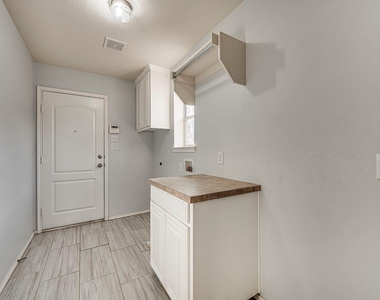 713 Escapade Court - Photo Thumbnail 16