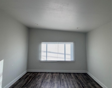 1107 S Ewing Avenue - Photo Thumbnail 1