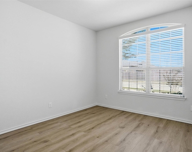 1112 Bowlus Drive - Photo Thumbnail 12