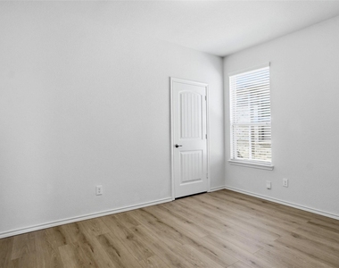 1112 Bowlus Drive - Photo Thumbnail 11