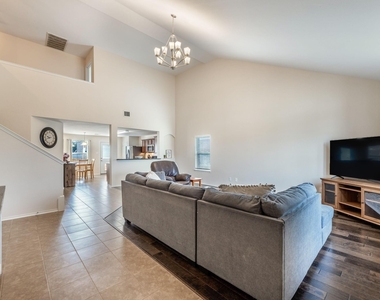 2121 Meadow View Drive - Photo Thumbnail 1