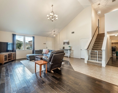 2121 Meadow View Drive - Photo Thumbnail 3