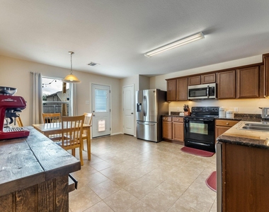 2121 Meadow View Drive - Photo Thumbnail 5