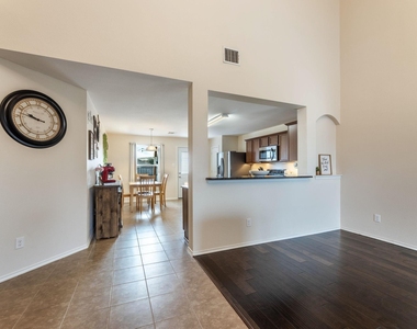 2121 Meadow View Drive - Photo Thumbnail 4